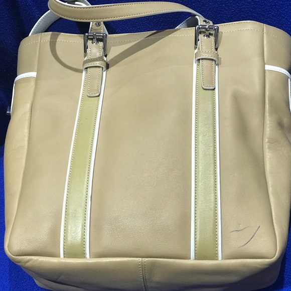 Coach - Picture 4 of 6